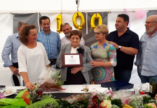 O Concello de Frades homenaxea a Asunción López Oubel, veciña da parroquia de Vitre que vén de cumprir 100 anos